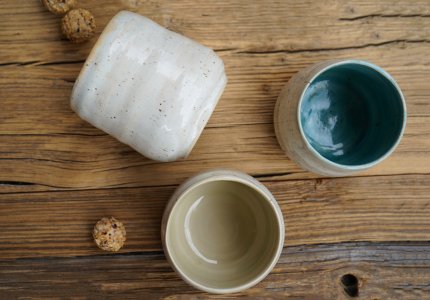 Handgefertigte Keramikbecher – außen  weiß mit zarten Sprenkeln - innen in verschiedenen Farben